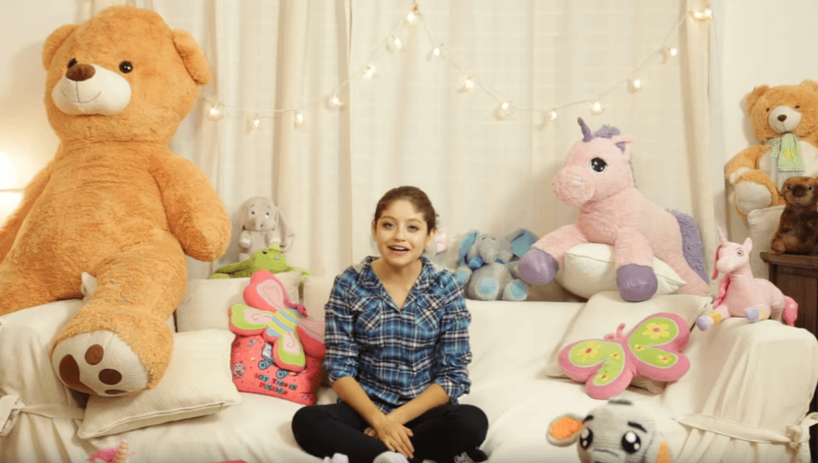 En un video que publicó en su canal de Youtube, Karol le cuenta a sus 'karolistas'que también ha recibido dulces: "Me gustan mucho, aunque mi mamá me los esconde porque me salen granitos", explicó.