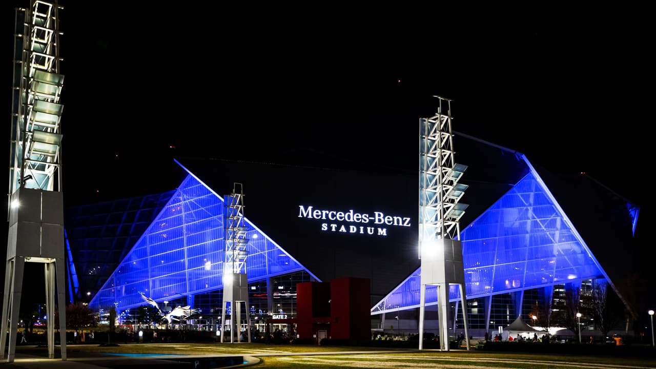 Algunos lugares en el metro de Atlanta se unieron a la campaña #LightItBlue el jueves, incluido el Braves 'Truist Park, el acuardio de Georgia, entre otros sitios emblemáticos.