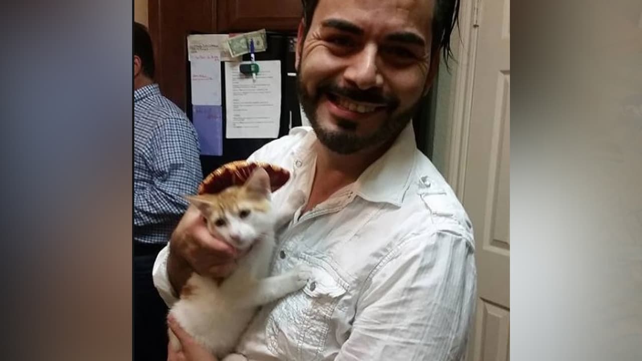 Osvaldo Corral presenta a su mascota Pupo