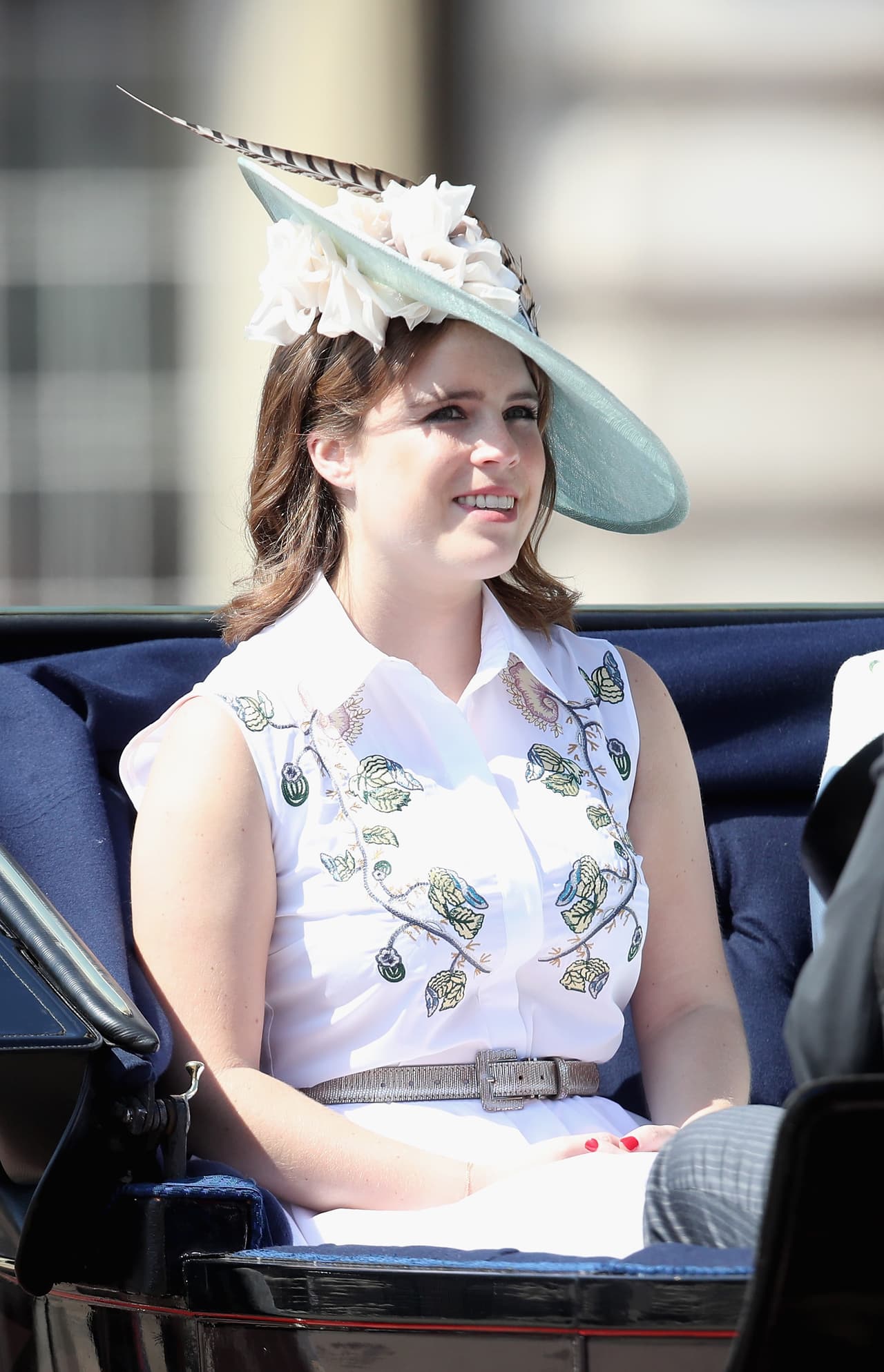 Flores y plumas en su fascinator para Trooping The Colour 2017.