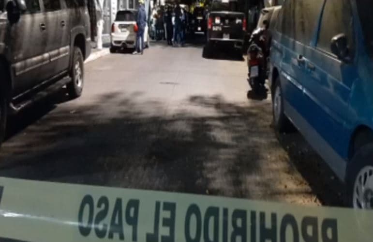 Policías acordonaron la vivienda donde fue baleada fatalmente Sibia Orozco Alegría, quien era miembro de la iglesia La Luz del Mundo.