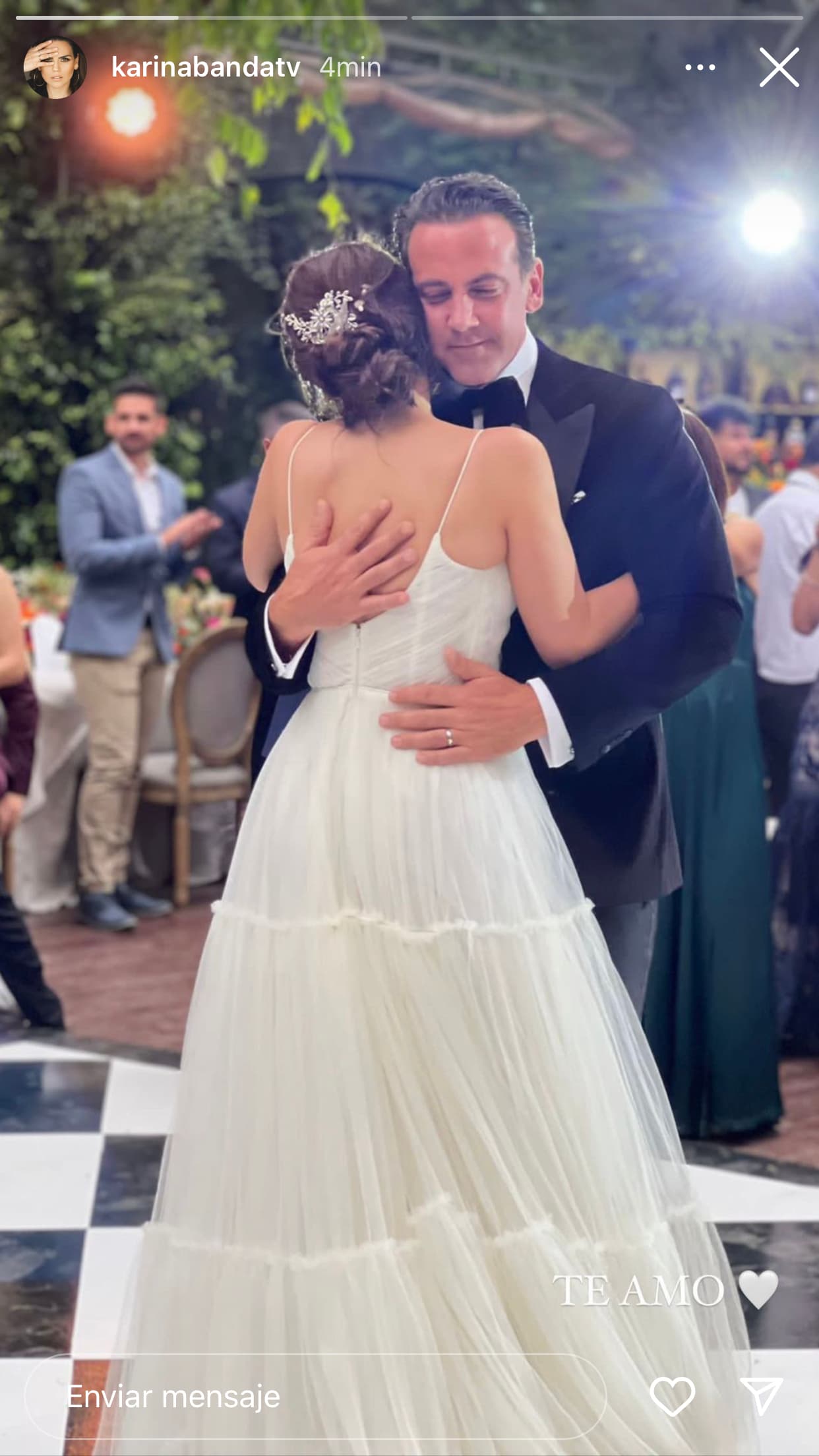 "Queríamos algo muy significativo, era algo que no habíamos vivido: el ponerme el vestido de novia, el tener a nuestras familias (juntas). 
<b>Fue una ceremonia simbólica</b>", dijo la conductora, uno de los rostros más queridos de 
<b>Univision</b>. 
<br>