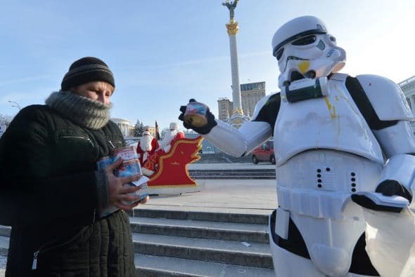 Un miembro del Partido de Internet de Ucrania, que llevaba un traje de soldado de asalto, reparte regalos de Navidad en la Plaza de la Independencia en Kiev.