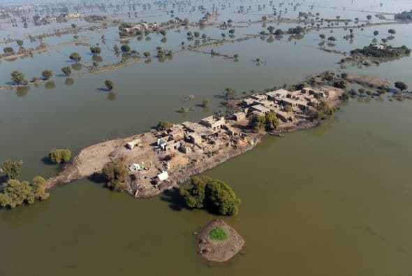 Pakistán se cubrió de agua con las inundaciones de julio a septiembre. Los muertos fueron aproximadamente 1,760 ylos daños económicos fueron de $9,500 millones.