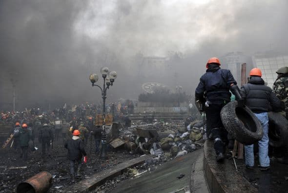 La violencia comenzó cuando los manifestantes atacaron las líneas policiales y encendieron focos de incendio frente al Parlamento.