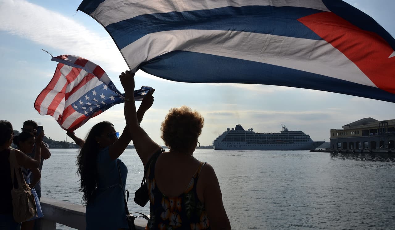 Un grupo de personas da la bienvenida al buque "Adonia", de la compañía Fathom, filial de la empresa Carnival hoy, lunes 02 de mayo de 2016, en La Habana, abriendo la primera línea de viajes de cruceros entre Estados Unidos y Cuba en más de medio siglo.