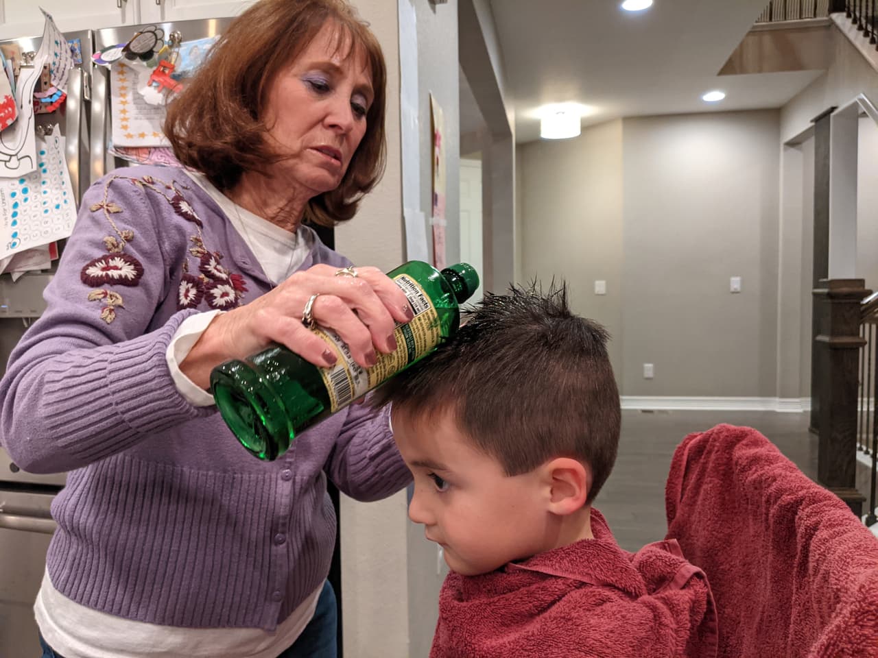 Holmes revisa las cabezas de todos los miembros de la familia Marker en busca de piojos, incluido el niño en edad preescolar Hudson. Cuesta más de $200 revisar a las cuatro personas del hogar, incluidas las cejas y la barba de papá.