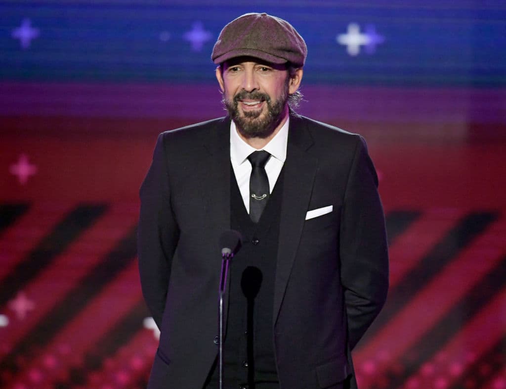 <b>Juan Luis Guerra</b>: nacido en Santo Domingo hace 62 años, es tal vez uno de los músicos dominicanos más importantes en la historia. El merengue, la balada romántica y la bachata son sus especialidades.