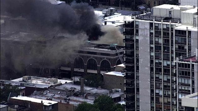 Bomberos batallan por apagar incendio en Old Town