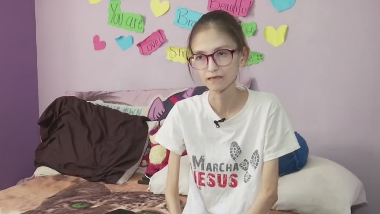 Ada Espinoza es una madre de 28 años que pesa solo 44 libras debido a una serie de complicaciones de salud tras dar a luz a su pequeña hija Jimena. 
<b><a href="https://www.univision.com/shows/primer-impacto/ayuda-de-impacto-joven-madre-sufre-extrema-delgadez" target="_blank">Si quieres saber cómo ayudarla ingresa aquí</a></b>. 
<br>