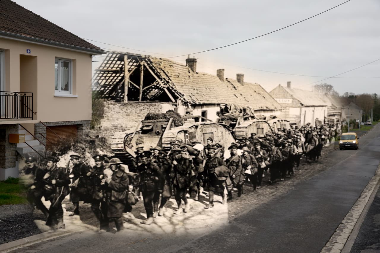 <b>Albert, Francia (1917-2016). </b>Este montaje combina una foto de la marcha de un grupo de soldados y tanques del frente occidental del ejército británico por un camino de Aveluy, con una foto de la misma ruta 99 años después.