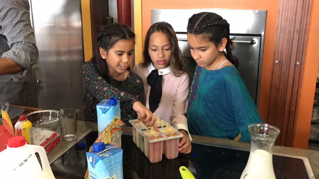 Llegó la hora de disfrutar, Michaella fue la primera en elegir una deliciosa paleta.