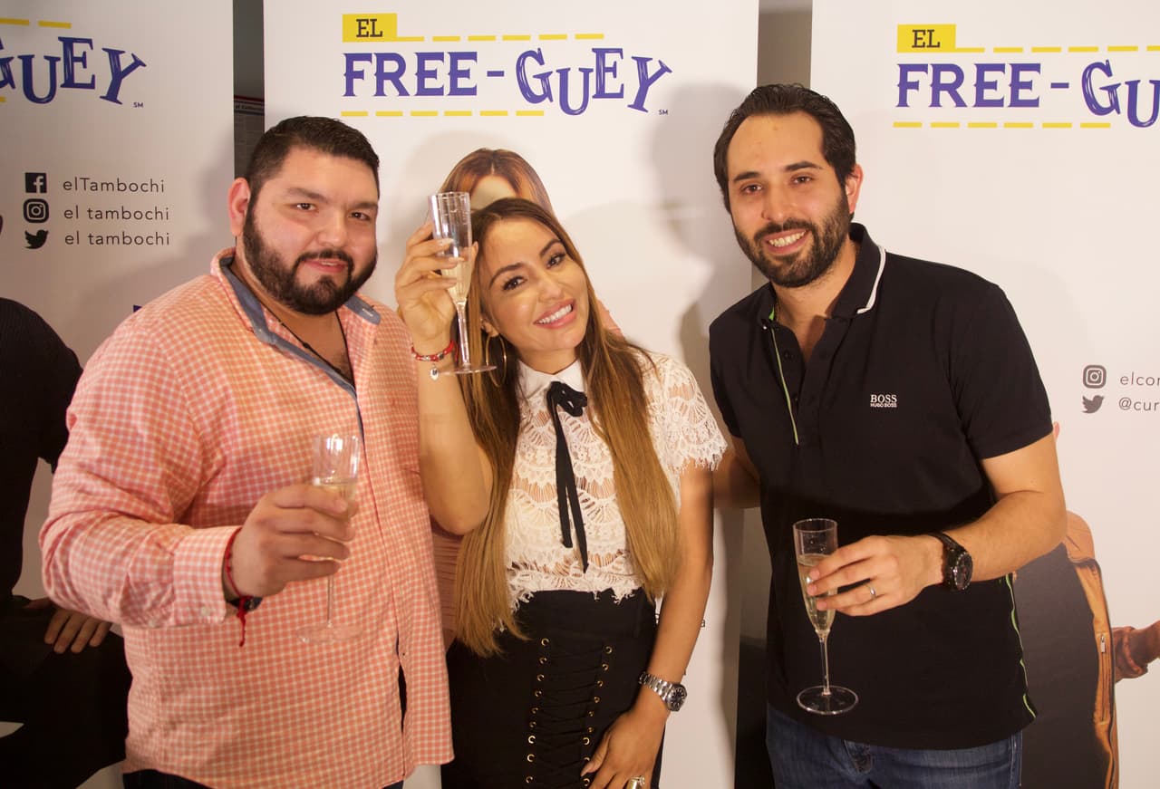 El brindis no podia faltar en el comienzo de este gran proyecto.