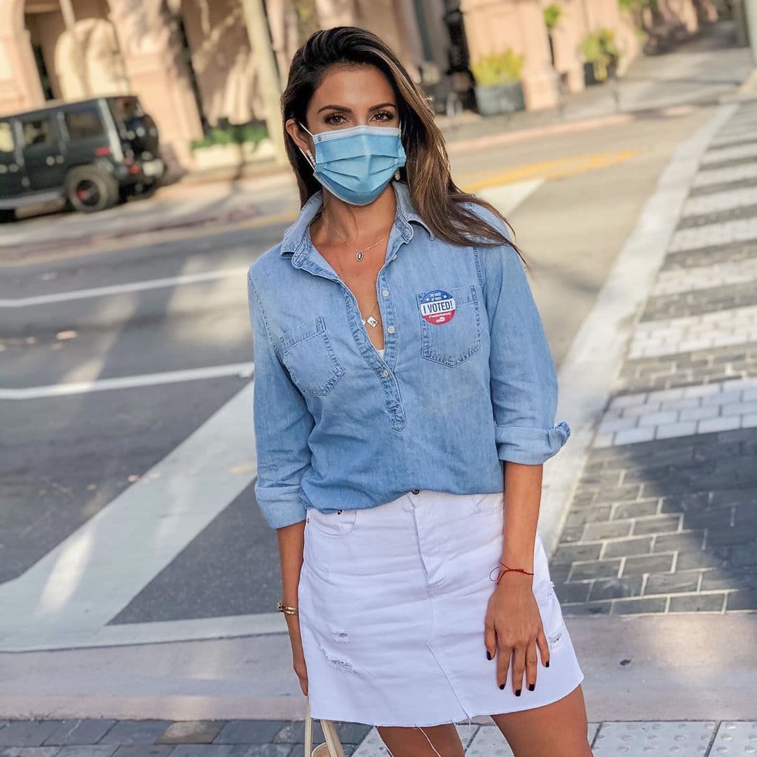 Aquí la imagen de Maity Interiano en ese especial momento para todo ciudadano: en el que participa para decidir el futuro de la nación.