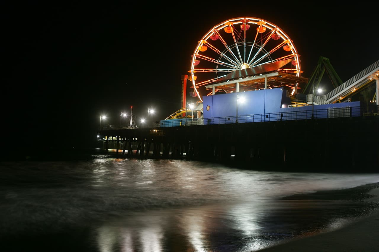 Un muerto y cuatro heridos deja una balacera contra un party bus en la turística Santa Mónica