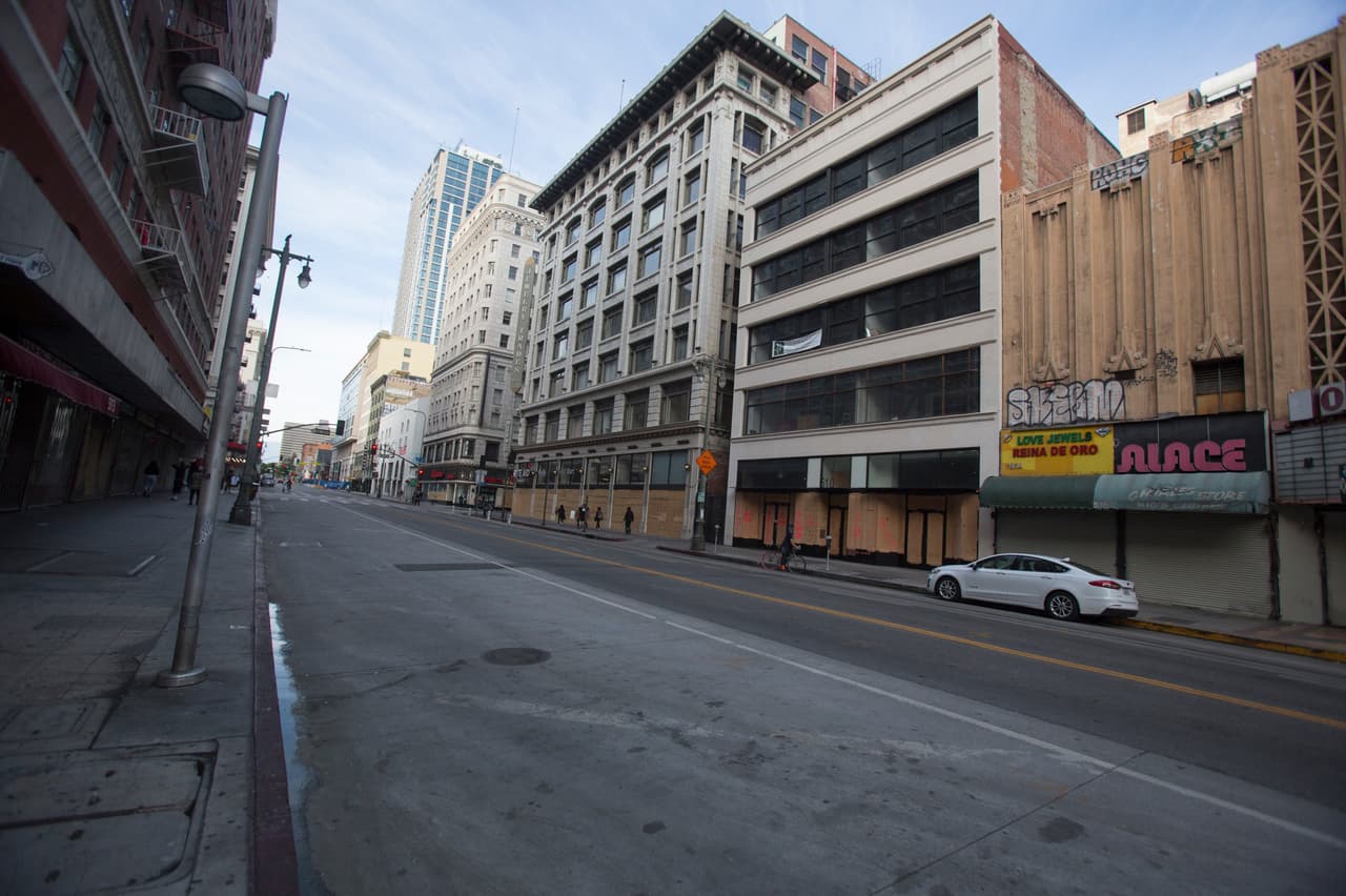 Las calles de Los Ángeles y otras ciudades del sur de California permanecen vacías la primera semana de junio, tiempo en el que miles pensaron estarían llenas de movimiento.