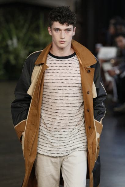 Para papá. Las rayas también siguen vigentes para ellos. En vez de optar por las típicas camisetas ‘navy’, regálale a tu pareja una en tonos crema y negro, al estilo de la pasarela de Billy Reid.