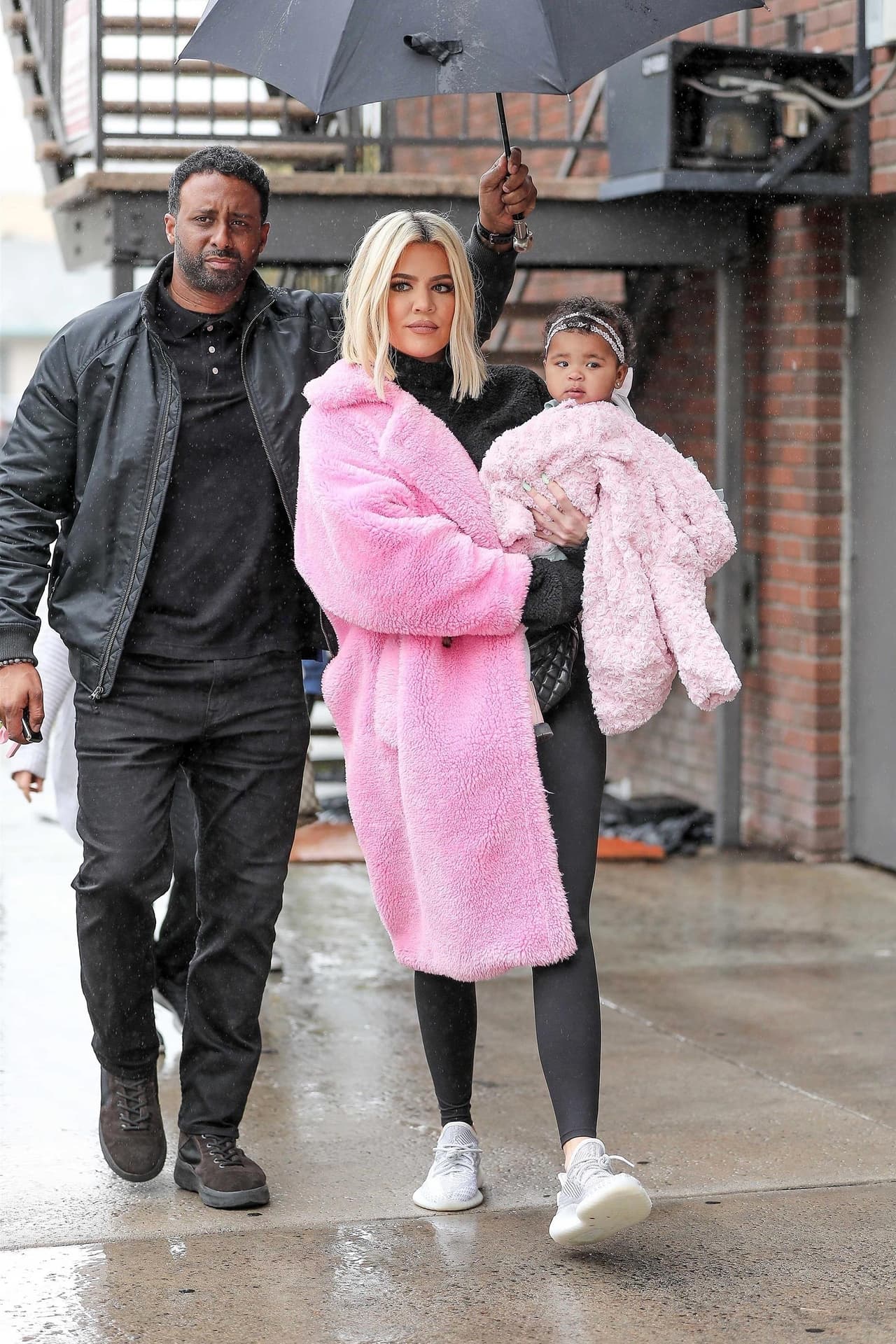 "Pero después de lo que hizo Tristán (serle infiel), 
<b><a href="https://www.univision.com/famosos/khloe-kardashian-ya-no-habria-mantenido-vida-en-pareja-con-tristan-thompson-desde-antes-de-su-separacion-fotos" target="_blank">no puede esperar que Khloé extienda la alfombra roja</a></b> por él", comentó la fuente.