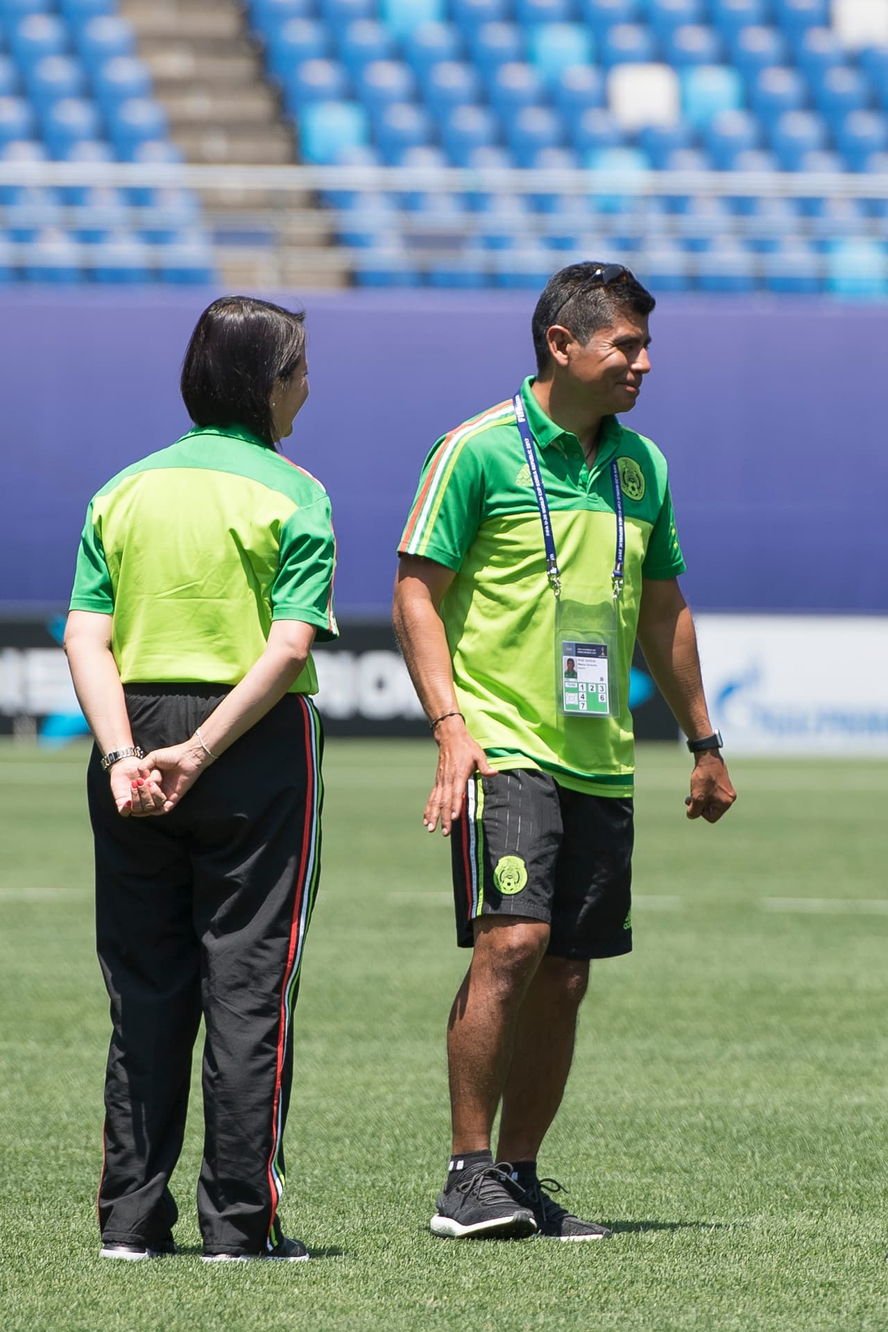 A pesar del buen ambiente, los integrantes del cuerpo técnico analizaron los detalles que puede ofrecer la cancha para la competencia.