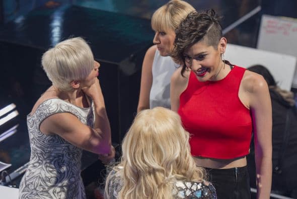 Caras graciosas, bromas, muestras de afecto y selfies con los fans, de todo pasa en el backstage y los famosos lo saben. Mira todo lo que no pudiste ver en la gala cinco de Me Pongo De Pie.