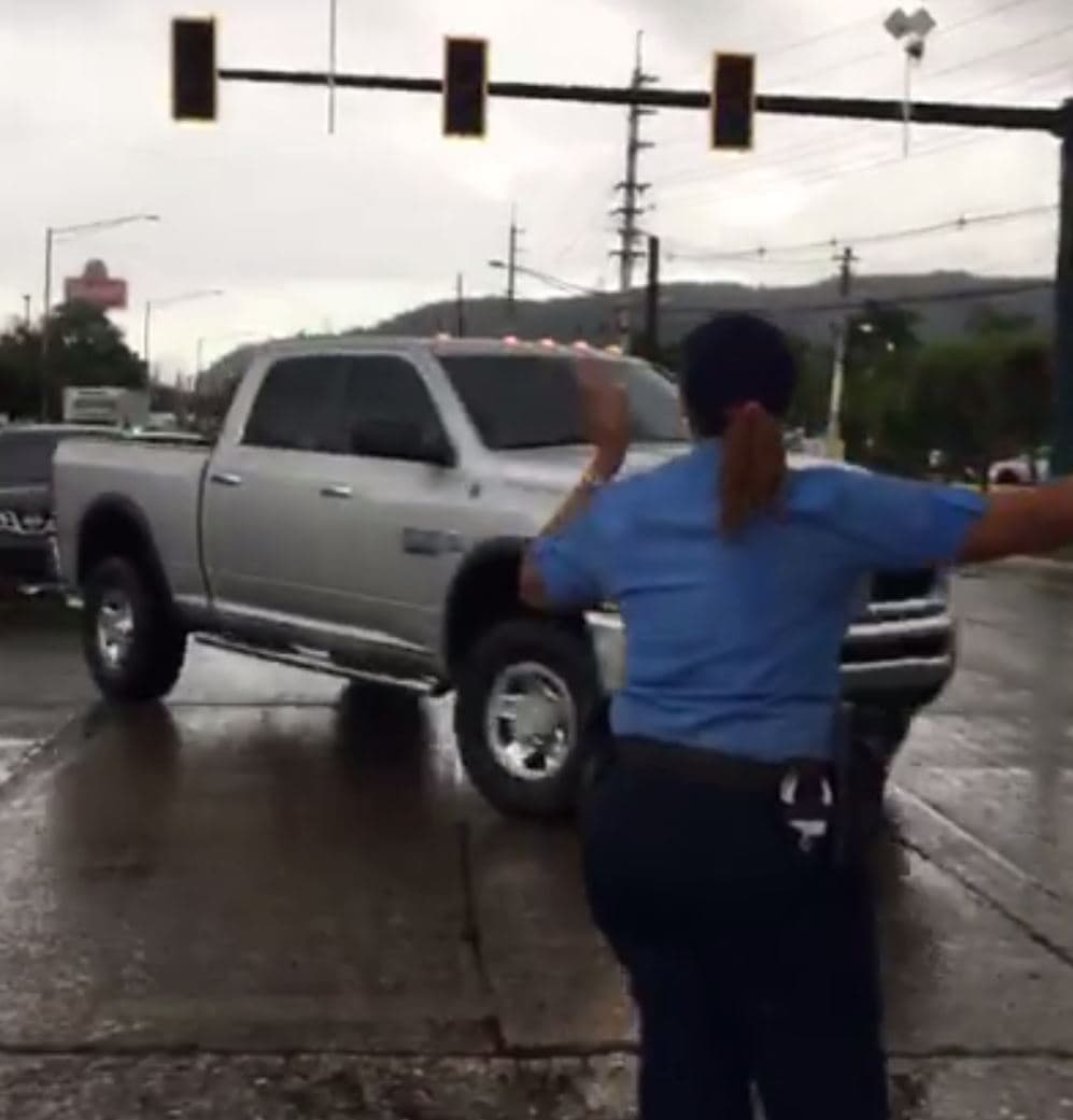 A lo largo y ancho de Puerto Rico se comparten imágenes de las personas felicitando a la Policía y brindándoles agua y otros suministros en agradecimiento a la gran labor que han realizado.