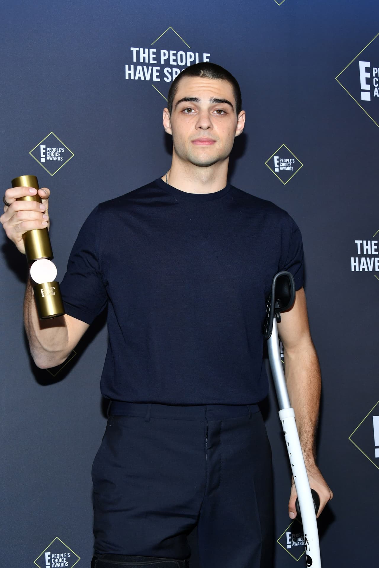 Otro de los momentos destacados fue cuando el actor estadounidense Noah Centineo subió en muletas a recoger su premio por Mejor estrella de película de comedia por 
<b><a href="https://www.youtube.com/watch?v=Hld-7oBn3Rk" target="_blank">'The perfect date'. </a></b>
<br>