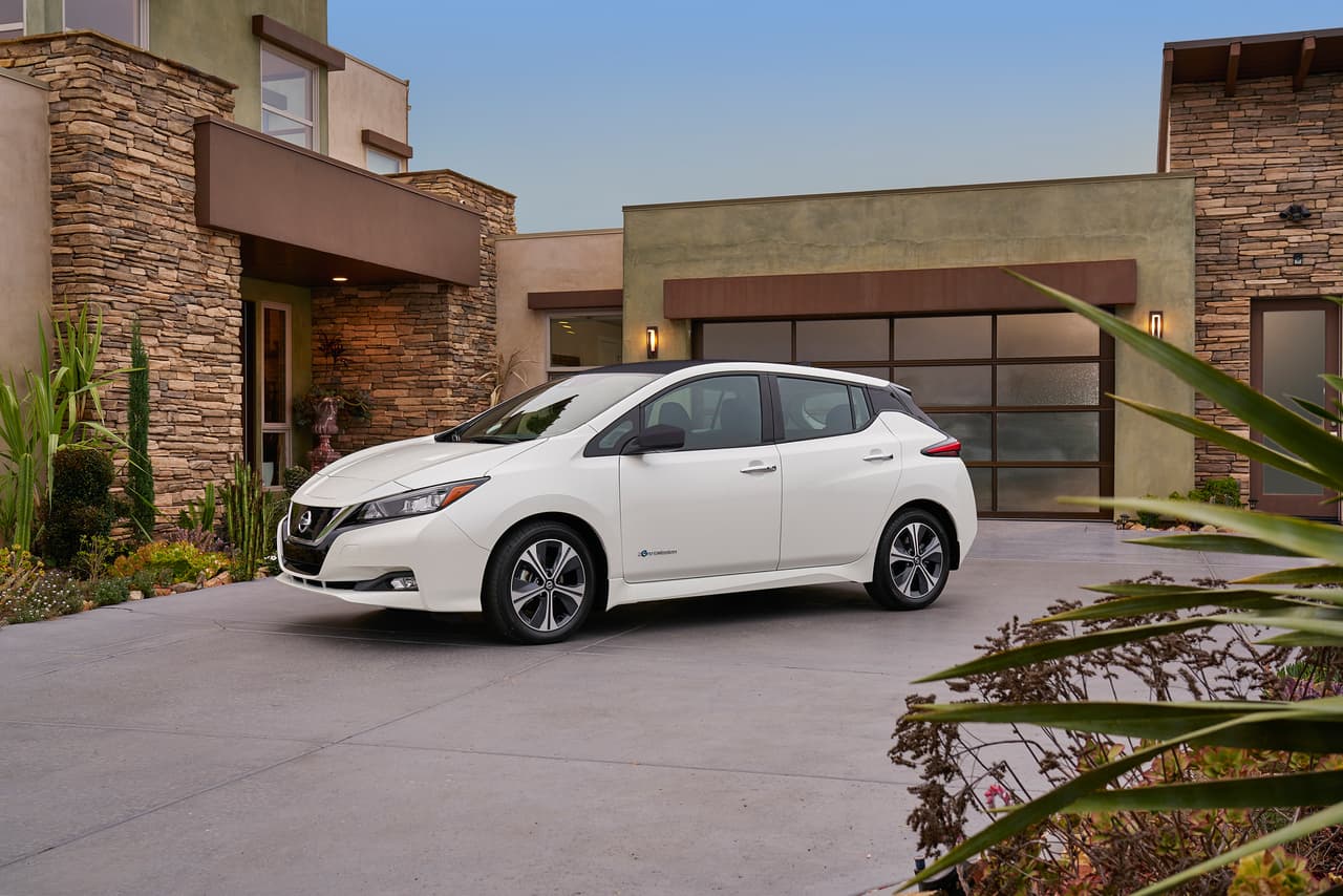 El Nissan Leaf 2018 tiene un
<b>precio inicial de 29,900 dólares</b>, sin descontar los incentivos, lo que lo hace 690 dólares más barato que el auto que reemplaza, ofreciendo más autonomía, potencia y equipamiento.