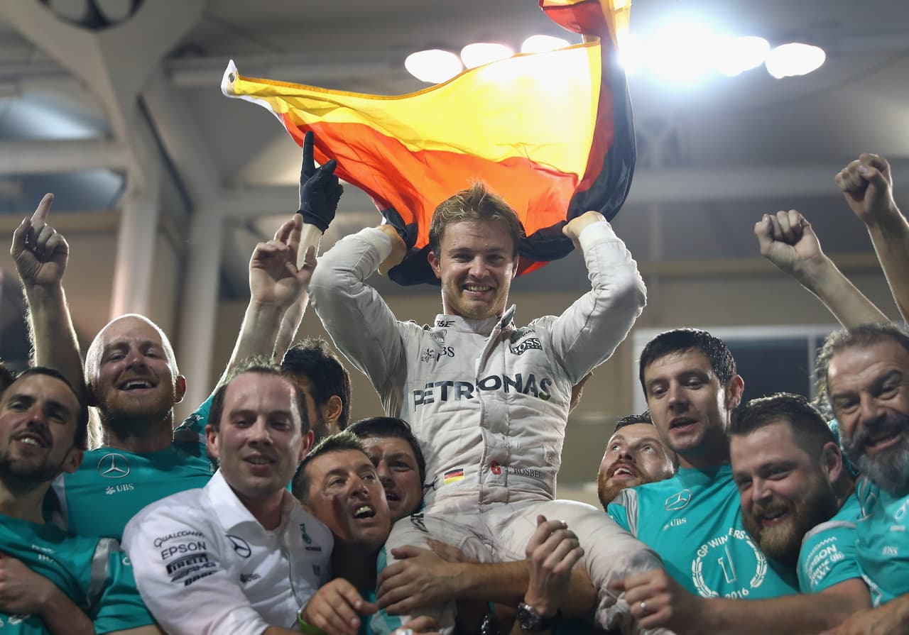 Tras conquistar el título en una reñida definición en Abu Dhabi el pasado 27 de noviembre sobre su compañero de equipo Lewis Hamilton, 
<b>Rosberg sorprendió al mundo y anunció su retiro de la Fórmula 1</b> “para dedicar más tiempo a la familia”, 
<b>tras</b> 
<b><a href="http://www.univision.com/noticias/autos-y-famosos/los-11-autos-de-nico-rosberg-durante-su-carrera-en-la-f1-fotos">11 temporadas en la categoría</a></b>.