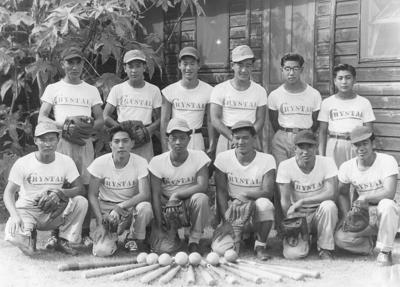 En Crystal City, Art participó en distintas actividades recreativas como el softball. En esta foto Art es el tercero, de izquierda a derecha de la fila de abajo.