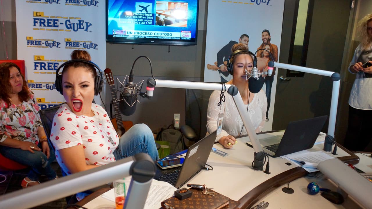 <a href="https://www.facebook.com/purabronca/?fref=ts">La Bronca</a> feliz de tener a su amiga 
<a href="http://www.univision.com/temas/chiquis-rivera">Chiquis Rivera</a> en el estudio.