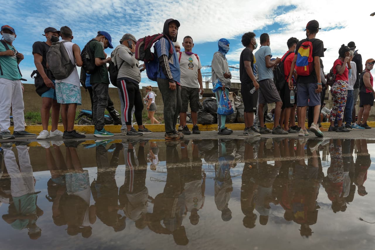 La gente hace fila durante horas bajo el sol para recibir ayuda humanitaria distribuida por el gobierno, en medio de la incertidumbre y la escasez de recursos básicos, días después del fuerte terremoto que sacudió el estado La Guaira, en Venezuela, el martes 30 de junio de 2026. 
<br>
<br>La emergencia ha dejado viviendas dañadas, interrupciones en los servicios esenciales y una creciente necesidad de asistencia inmediata para las familias afectadas, que buscan alimentos, agua potable y atención médica mientras continúan las labores de evaluación y rescate en la zona.