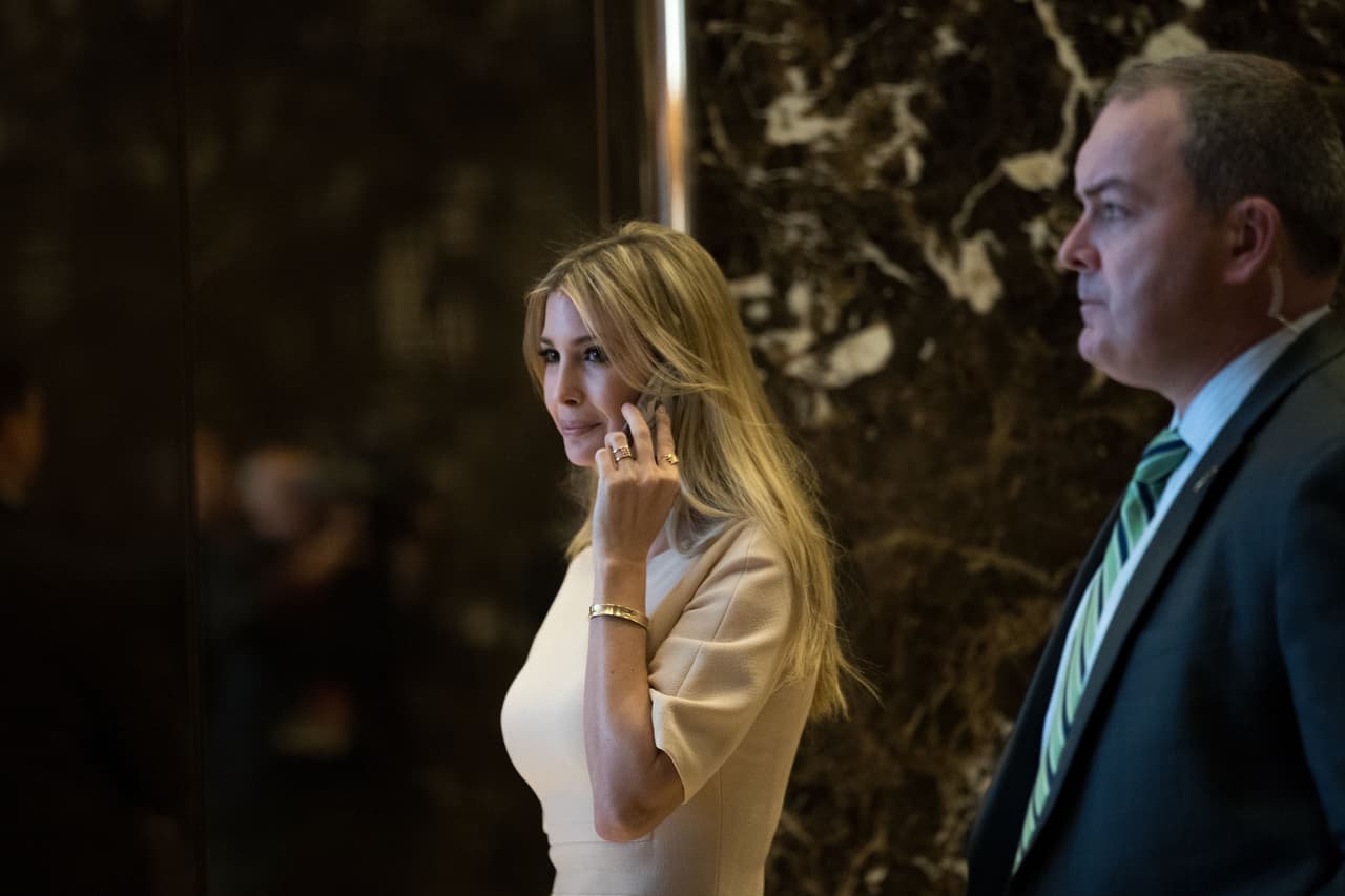 Antes de que su padre tome posesión, Ivanka Trump y toda la familia tendrá que asegurarle al electorado estadounidense que la presidencia no será una manera de promocionar y favorecer sus empresas.
<b><a href="http://www.univision.com/estilo-de-vida/trending/el-brazalete-que-ivanka-trump-intento-promocionar-en-la-primera-entrevista-de-su-padre-como-presidente"> De hecho ella ha sido duramente criticada por tratar de promocionar un brazalete de su marca, de 10,800 dólares, después de la primera entrevista que hizo Donald Trump como presidente electo.</a></b>