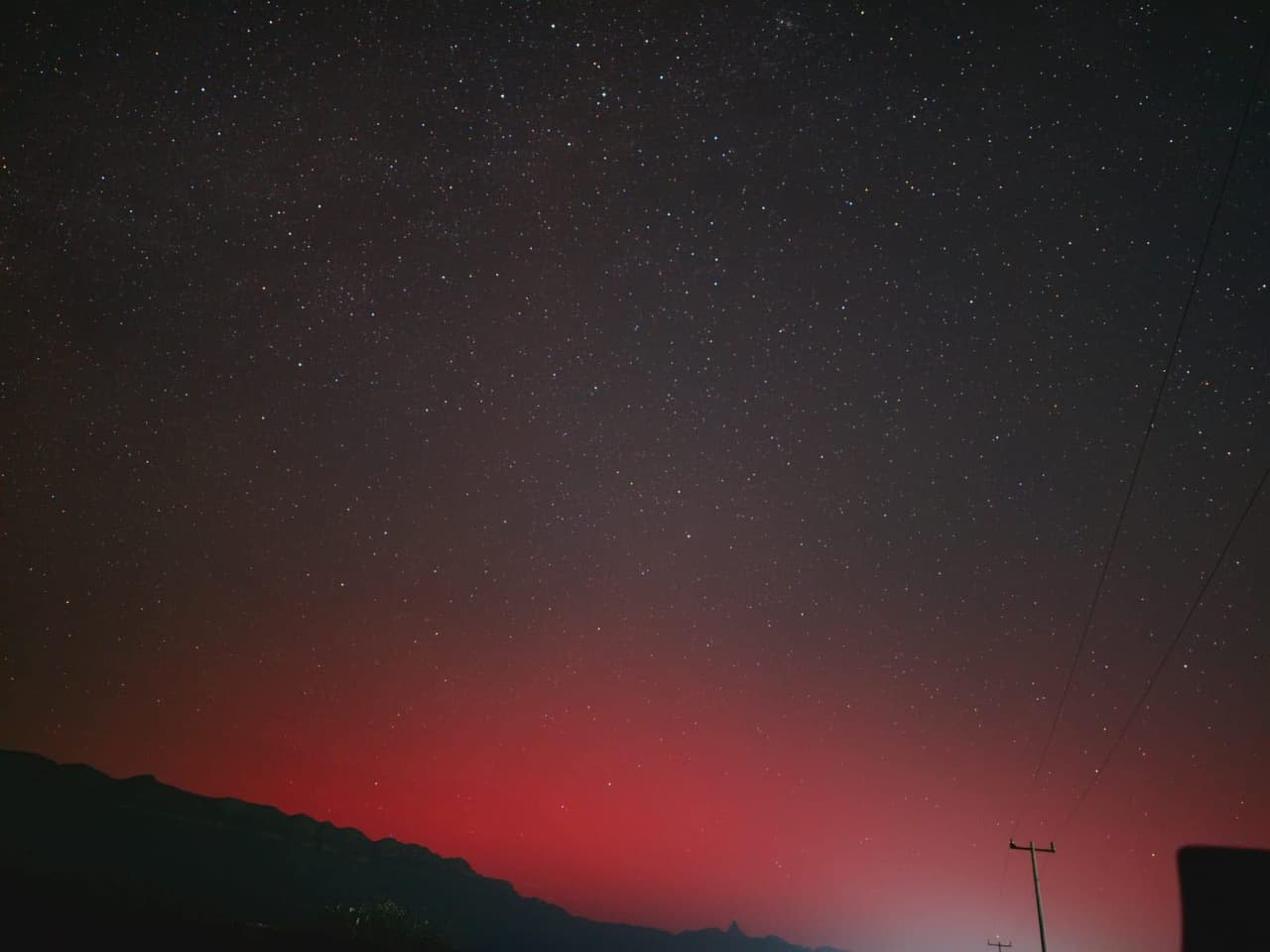 El campo magnético de nuestro planeta (magnetósfera) es un escudo natural que se encarga de desviar estas partículas cargadas hasta las regiones polares, por tal razón es más probable observar este fenómeno en las regiones de mayor latitud como sucede en Finlandia, Noruega, Islandia, Suecia, Canadá y Alaska.