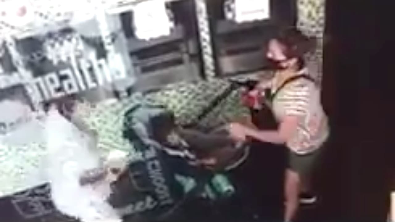 "Se quitó el cubrebocas y tosió tres veces en la cara de mi hijo": madre hispana denuncia ataque contra su bebé