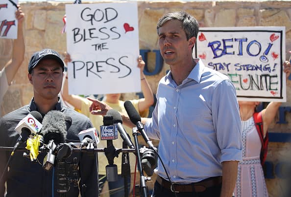 <b>Beto O'Rourke</b>, político estadounidense miembro del Partido Demócrata, catalogó como "terroristas" a los manifestantes y dijo que los actos por parte de los partidiarios de Trump han sido un "intento de golpe de estado".
<br>