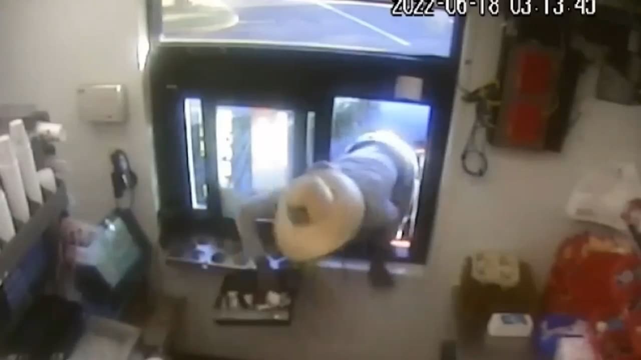 Se trepa a ventanilla de Wendy's y se lleva la caja registradora