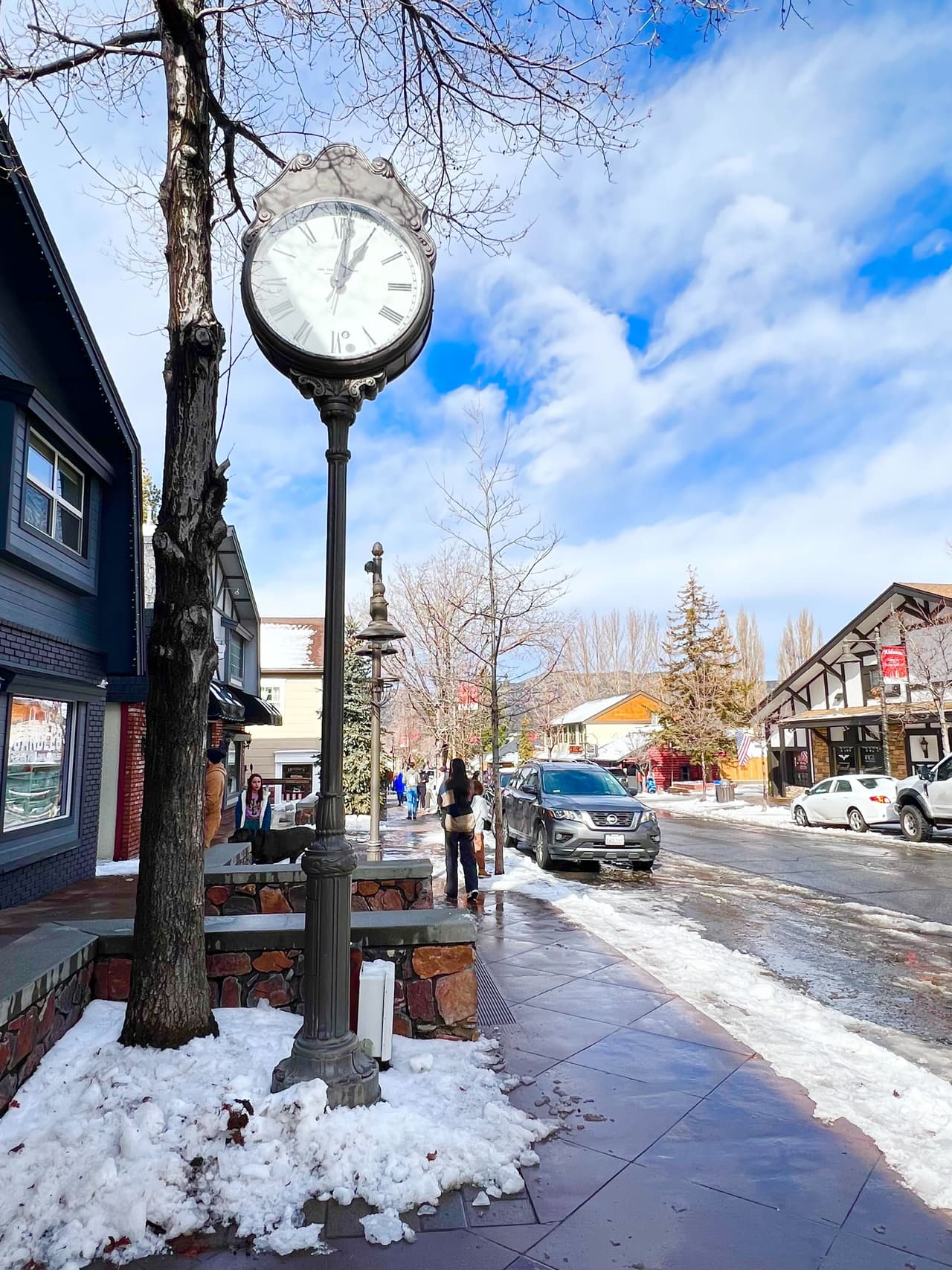 Después de la tormenta llega la calma en Pine Knot Village, si va a pasear lleve un buen abrigo.
<br>