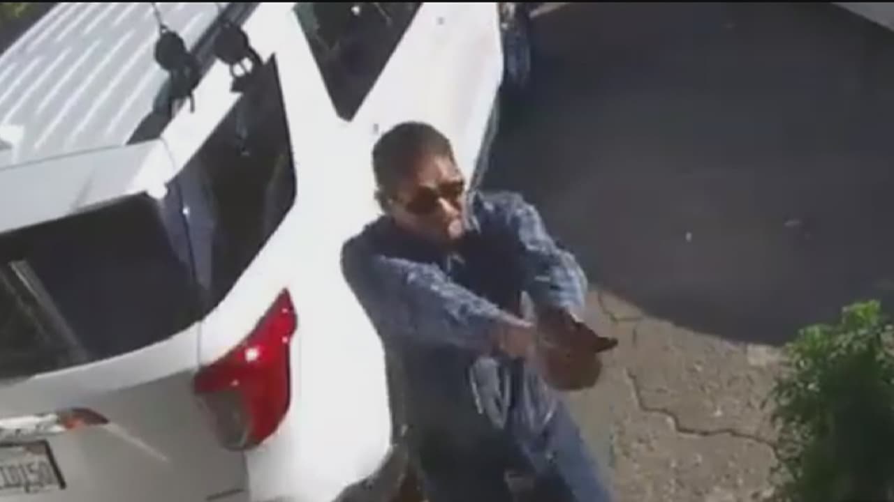 En enero de 2021, 
<b><a href="https://www.univision.com/local/los-angeles-kmex/lo-reconoces-autoridades-dicen-que-este-es-el-sospechoso-de-asesinar-a-tiros-a-su-expareja-video">Herbert Nixon Flores</a></b> de 46 años, mató a su pareja 
<b><a href="https://www.univision.com/local/los-angeles-kmex/buscan-al-peligroso-sospechoso-de-matar-a-tiros-a-una-mujer-en-pacoima-video">disparándole seis veces</a> </b>en la puerta de la casa en donde cuidaban a la hija de ambos, una niña de tres años, en Pacoima en 
<a href="https://www.univision.com/temas/california">California. </a>