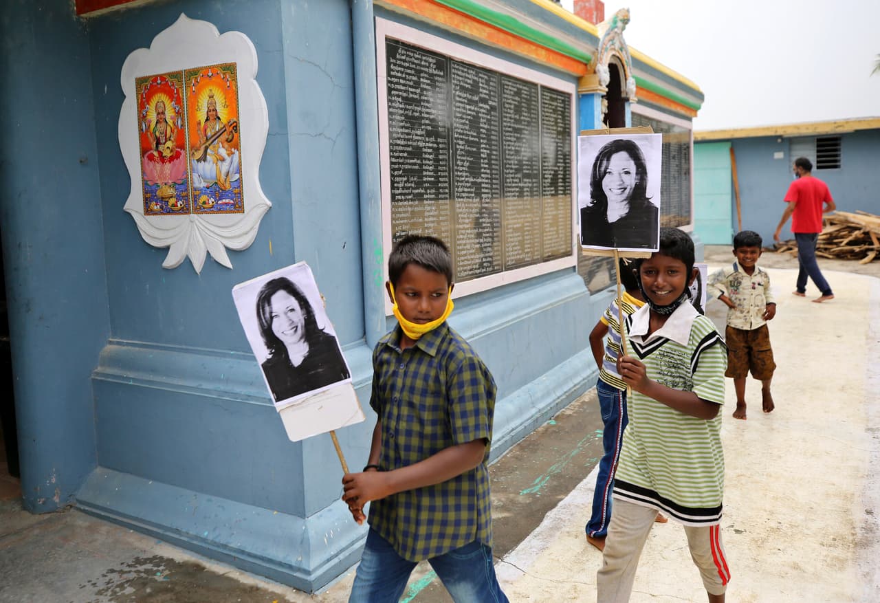 El padre de la vicepresidenta electa fue inmigrante de Jamaica y profesor de economía en la Universidad de California en Berkeley. Su madre emigró de India en 1960 para estudiar un doctorado en endocrinología en esa universidad. Falleció en 2009, cuando Kamala Harris era fiscal de distrito en San Francisco. En la fotografía los niños de Thulasendrapuram celebrando el 8 de noviembre.