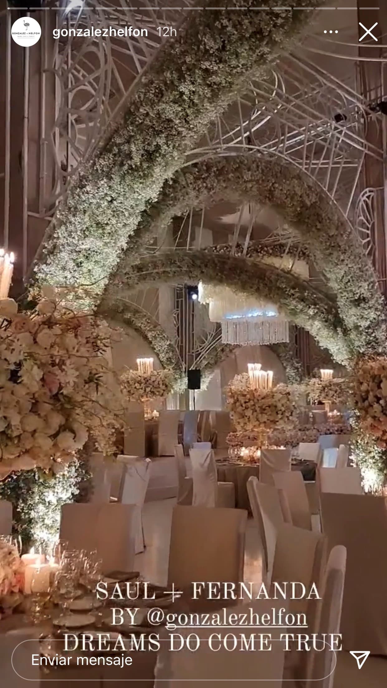 En el menú de la cena y bebidas, 'Canelo' tampoco escatimó. De acuerdo con la carta del banquete, publicada en la cuenta de Instagram del show mexicano 'Venga la alegría', 
<b><a href="https://www.instagram.com/p/CPM9Bq8h1D2/" target="_blank">hubo tártara de res y 'crab craves'. </a></b>
<br>