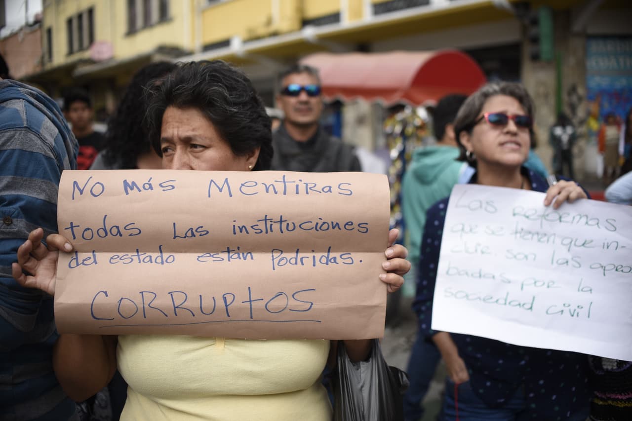El pasado 14 de enero, cuando Jimmy Morales presentó ante el Parlamento la memoria y cuenta de su primer año de gobierno, decenas de manifestantes se reunieron en los alrededores del Congreso para protestar contra la corrupción y exigir reformas.