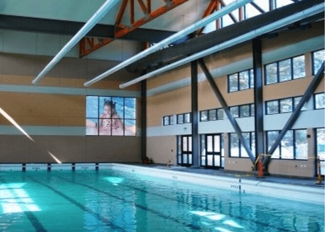 El parque acuático 
<a href="https://sfrecpark.org/destination/herz-playground/coffman-pool/" target="_blank">Coffman</a>, ubicado en la cuadra 1701 en la avenida Visitacion en San Francisco. Cuenta con una piscina de 10,000 pies de cuadrados, construida originalmente en 1957, fue renovada en 2008. El parque Coffman ofrece una variedad de programas de natación para todas las edades, que incluyen natación recreativa, clases para aprender a nadar, aeróbicos acuáticos, y mucho más.