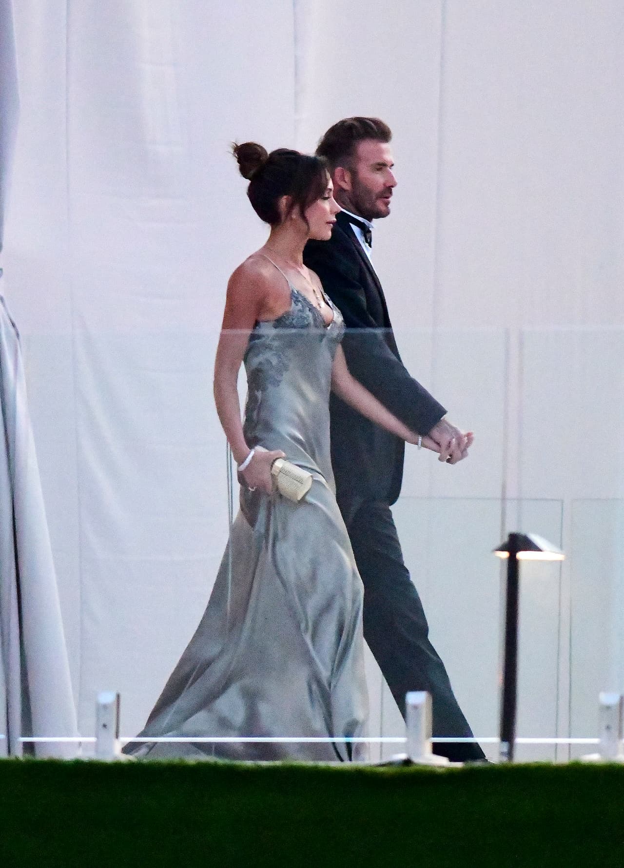 La familia del ex futbolista inglés y la ex Spice Girl, así como los padres de la novia Nelson Peltz y la modelo Claudia Heffner, no escatimaron en detalles para la unión de Brooklyn y Nicola y dieron una fiesta para 300 invitados. La publicación ¡Hola! señaló que el enlace habría costado alrededor de 4 millones de dólares.