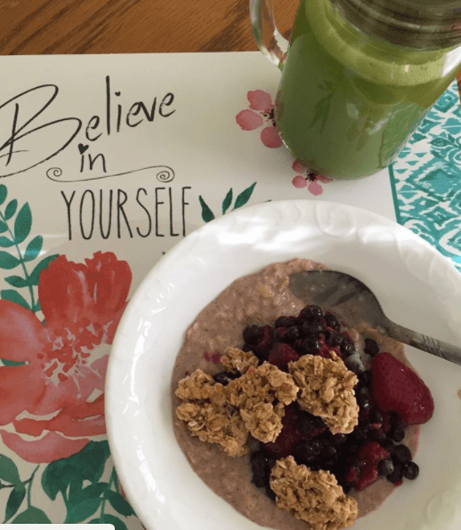 Algunas frases como esta que María Adame colocó junto a su desayuno sirven de motivación para lograr la meta.