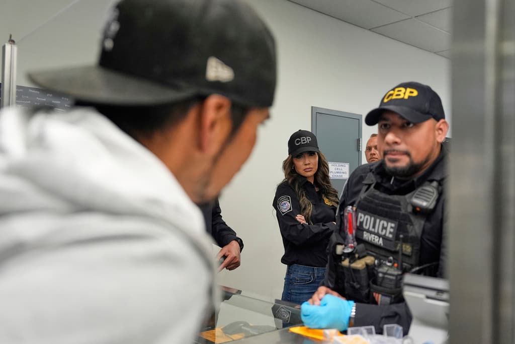 También
<b>se mantuvo atenta</b> a la forma en que los oficiales interactúan con las personas que llegan hasta el puerto fronterizo de San Ysidro, en San Diego.