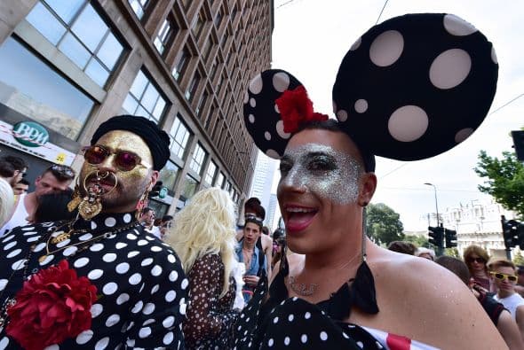 En Italia, algunos optaron por vestir grandes orejas de ratón.