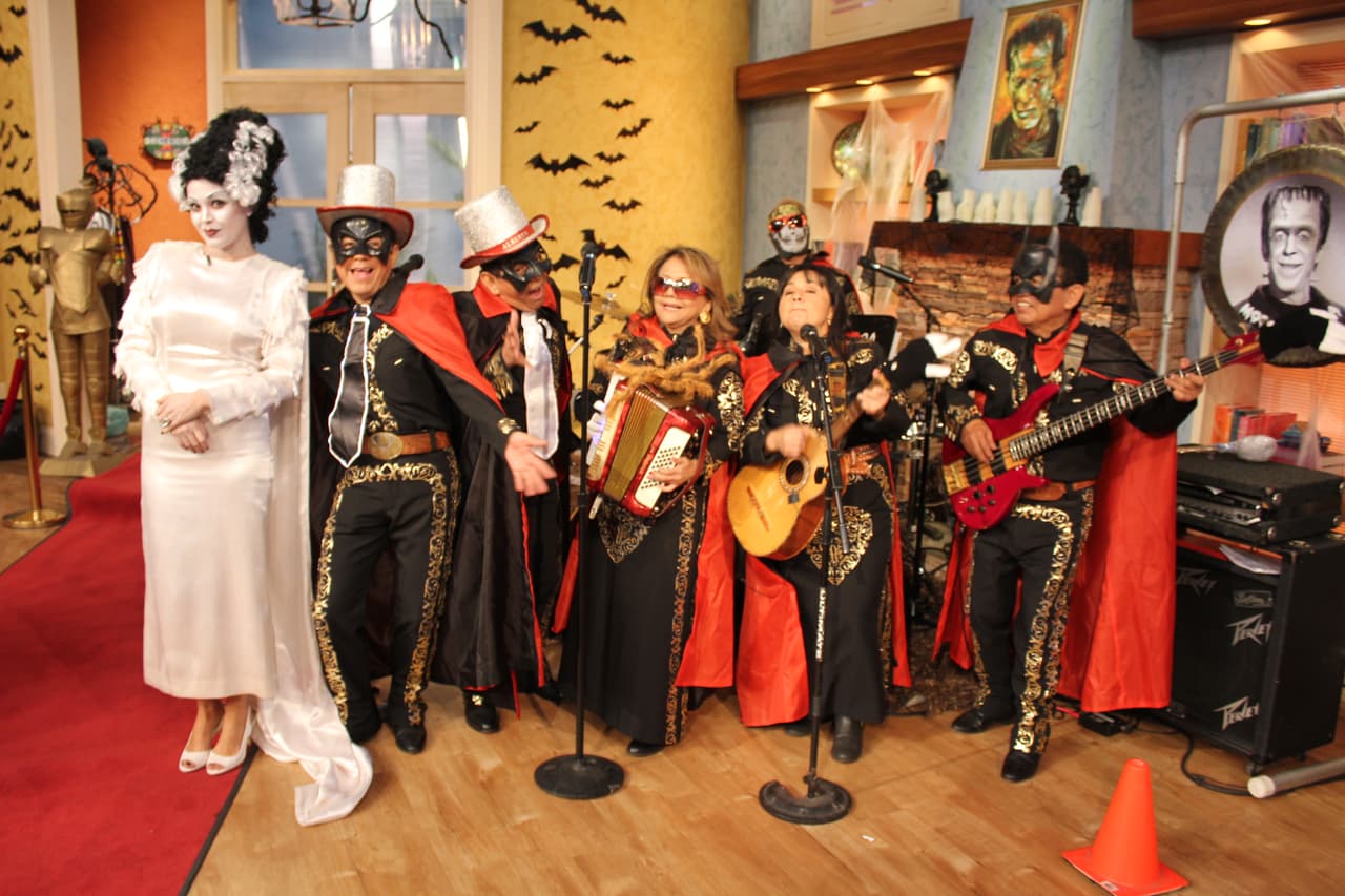 La novia de Frankie posando con los músicos de ultratumba.