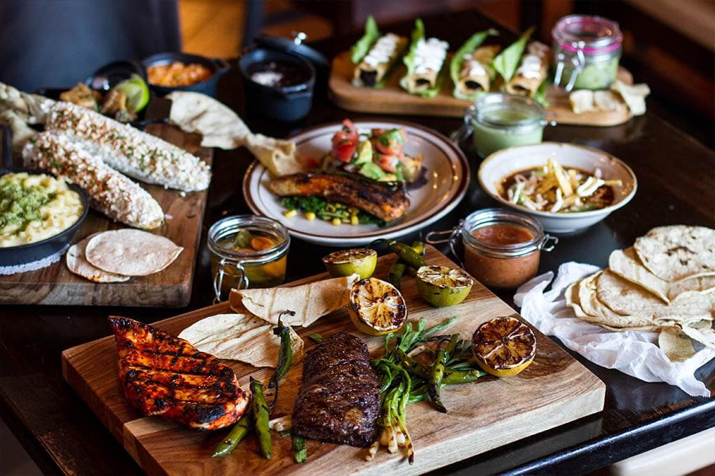 <b>5. Disfruta de nuevos sabores</b>. Una buena celebración tiene buena comida… y punto, así que puedes usar el feriado de Memorial Day para darte una pasada por ese 
<b><a href="https://www.univision.com/local/north-carolina-wuvc/mejor-comida-mexicana-del-area-de-raleigh-en-2022-fotos">restaurante de comida mexicana o de otra especialidad que no conoces</a></b>, o degustar ese postre que tanto te mereces, justo antes -por supuesto- de que inicies tu dieta.