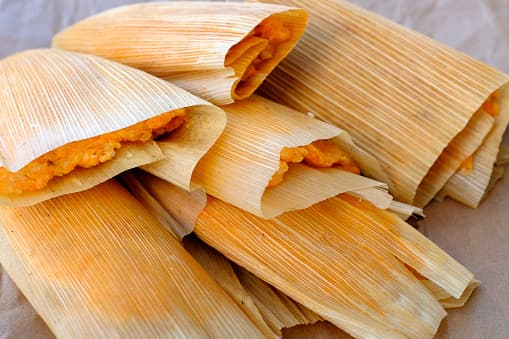 2. Los códices españoles como el Códice florentino representan tamales en numerosas tradiciones aztecas, incluidos los días festivos y las ofrendas a los dioses.