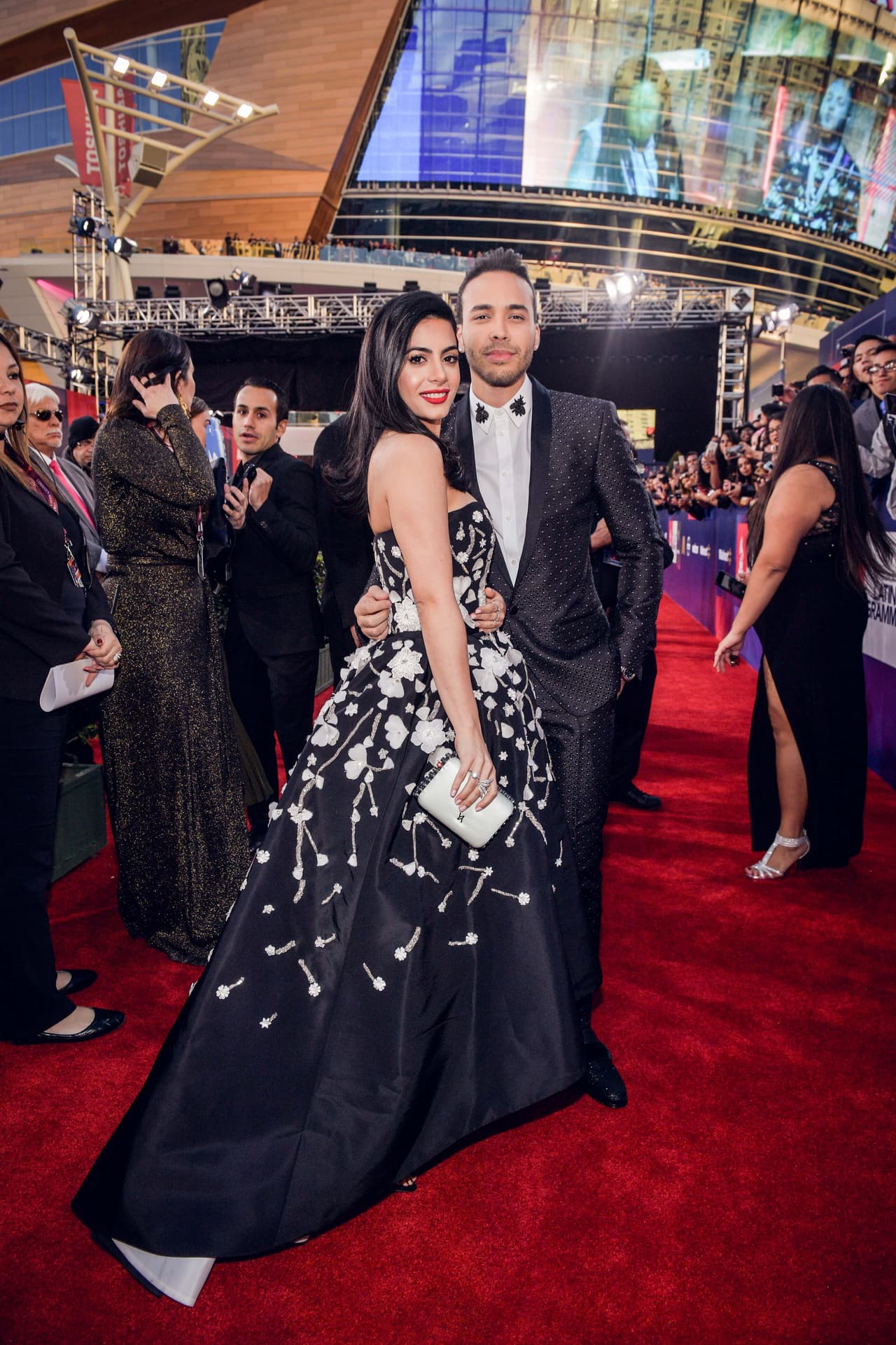 Prince Royce como todo caballero posó con su hermosa novia.